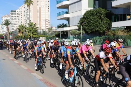Vuelta 2026 : Matthew Brennan s&rsquo;impose à Manosque, Pogacar garde le rouge