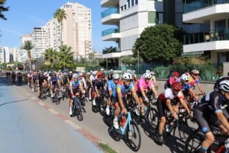 Vuelta 2026 : Matthew Brennan s'impose à Manosque, Pogacar garde le rouge