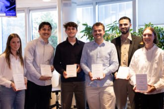 Prix Patrick Bourrat 2026 : TF1 récompense 6 jeunes journalistes et leur offre un CDD