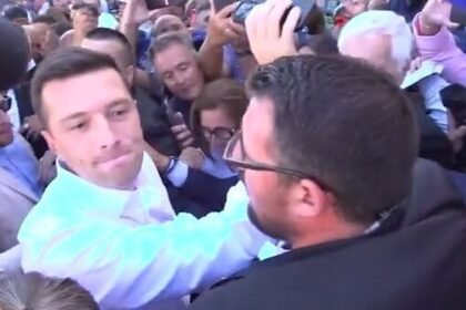 VIDÉO – Beaucroissant : Jordan Bardella visé par des jets d’oignons, sa visite continue