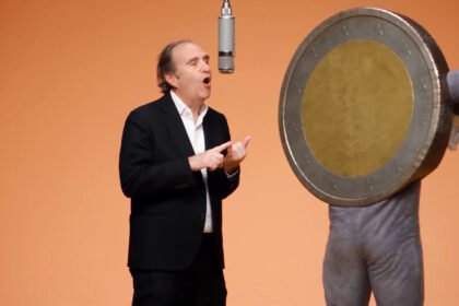 VIDEO Xavier Niel en plein freestyle rap avec une pièce de 2 euros