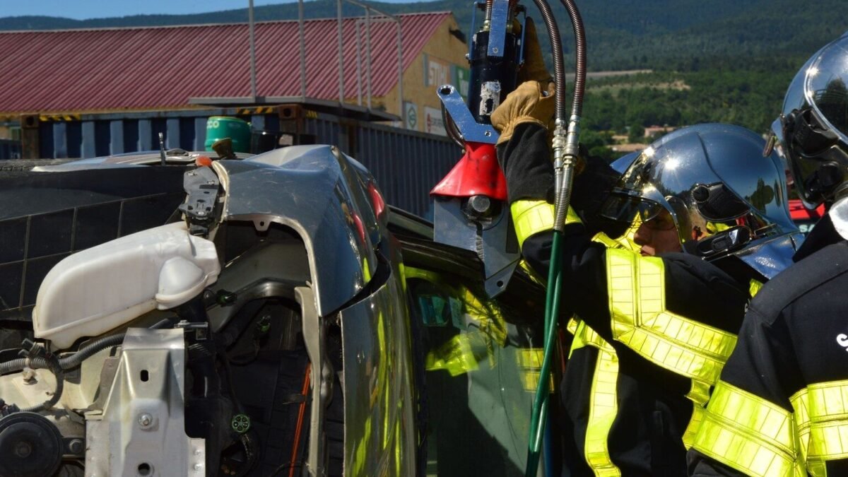 Vouneuil-sur-Vienne : une voiture percute un poids lourd, le conducteur désincarcéré