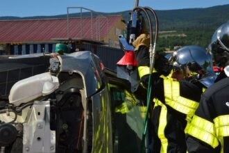 Vouneuil-sur-Vienne : une voiture percute un poids lourd, le conducteur désincarcéré