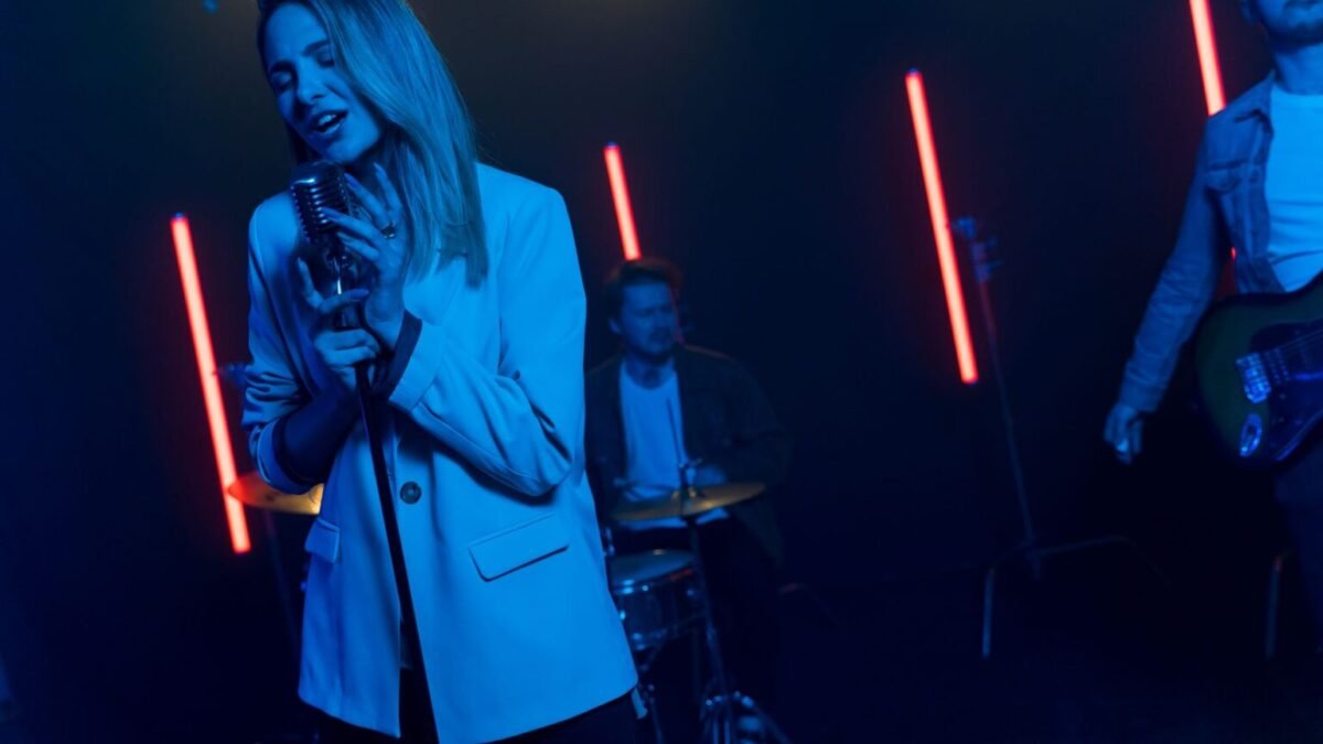 Adéla sort son premier album PRIMA et entre au Billboard Hot 100