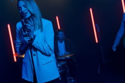 Adéla sort son premier album PRIMA et entre au Billboard Hot 100