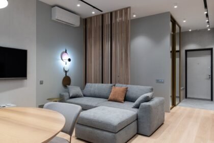 Salon d'un appartement meublé proposé en location courte durée