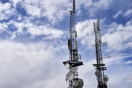 Arcom : fréquences TNT et FM, six chaînes en jeu et un recours au Conseil d'État