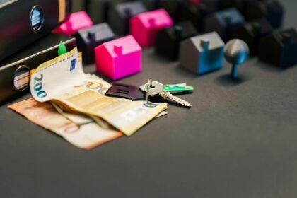 Clés de maison posées sur un contrat d'assurance habitation