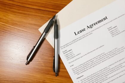 Contrat de bail et stylos sur un bureau en bois