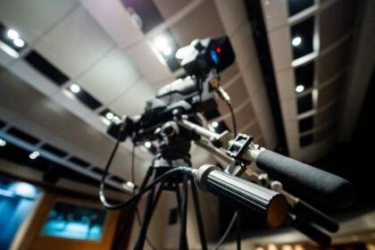 Caméra professionnelle sur trépied dans un studio de télévision