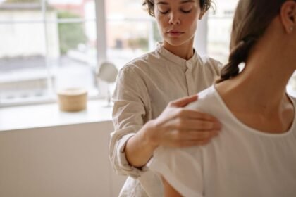 Kinésithérapeute accompagnant un patient lors d'une séance dans un cabinet