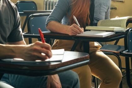 Deux lycéens prennent des notes en classe, illustration de la demande de bourse de lycée 2026-2027