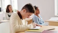 Brevet et bac 2027 : 2 points de langue par épreuve, la moyenne en jeu vidéo IA Trump Colbert Maison Blanche