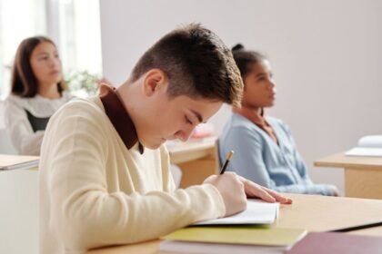 Eleves en train de rediger lors d une epreuve ecrite