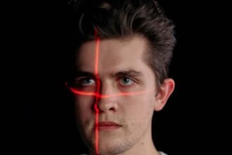 Clearview AI teste un outil qui transforme un visage en dossier complet