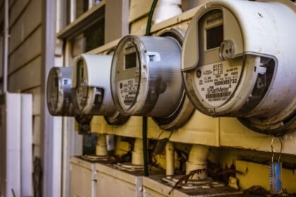 Compteurs électriques communicants alignés sur un mur d’immeuble