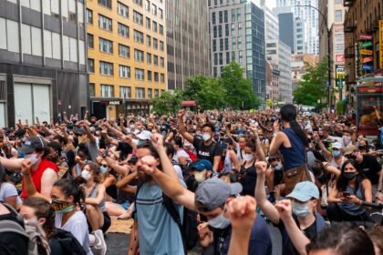 CRA de Nantes : 500 opposants se rassemblent malgré l'interdiction