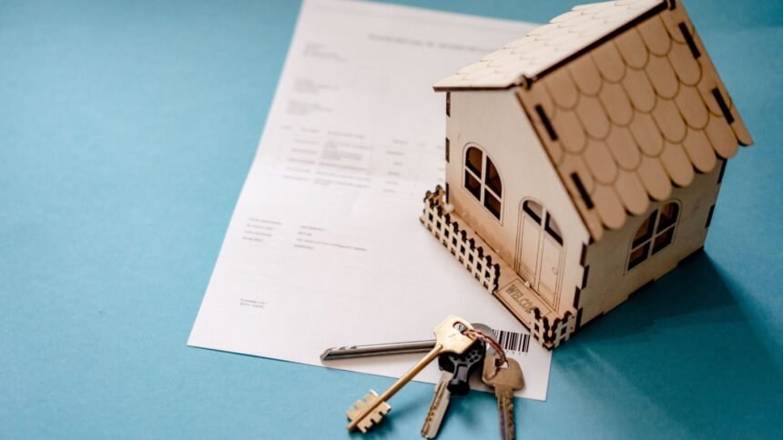 Crédit immobilier : le hcsf maintient 35 % et 25 ans, qui peut y déroger Modele de maison en bois, cles et contrat de pret pose sur une table