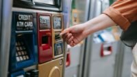 Droit au compte : le silence de la banque pendant 15 jours vaut refus pourquoi, david, pujadas, portait, doudoune