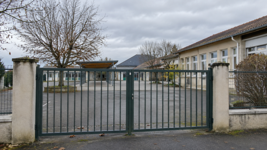 Yonne : après des menaces contre une enseignante, le maire réclame le changement d’école d’une fratrie Une professeure menacée dans l’Yonne, le maire réclame le départ d’une fratrie