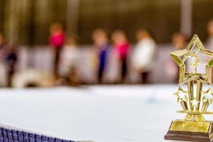 Emmy Awards 2026 : Canal+ diffuse à 2 h du matin, The Pitt grand favori