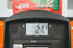Carburant : le sp95 dépasse 2,10 € le litre, record depuis la guerre au moyen-orient Bardella Reform UK migrants