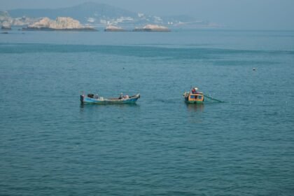 Chalutier de pêche en mer