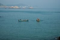 Chalutier de pêche en mer