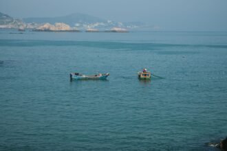 Chalutier de pêche en mer