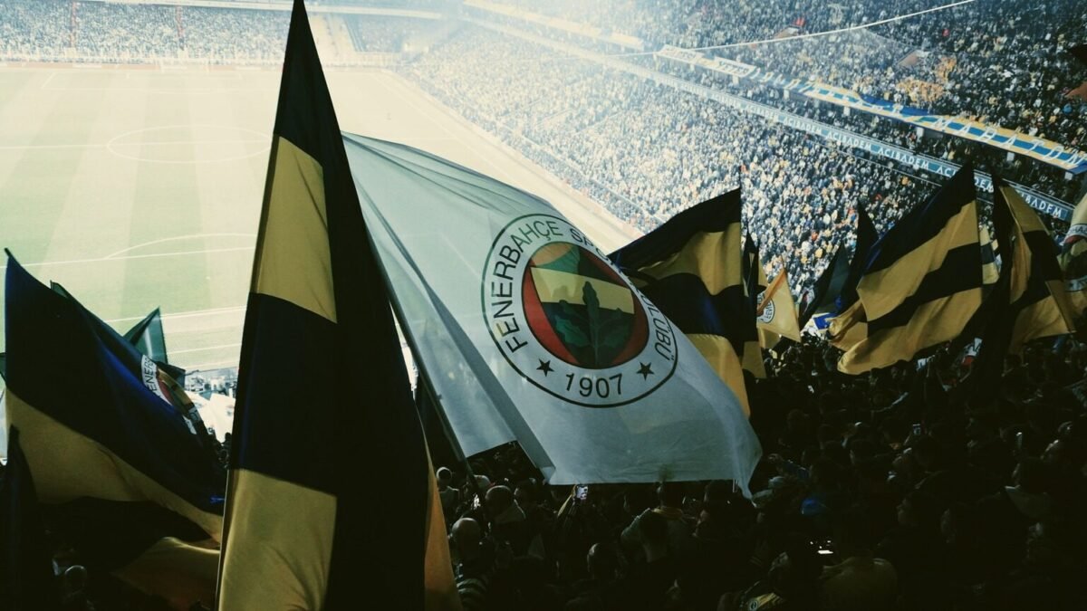 Guendouzi suspendu 4 matchs par l'UEFA après les incidents à Lyon-Fenerbahçe