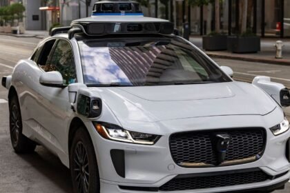 Tesla : la France autorise des essais de conduite autonome sur route