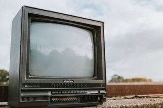 Les Enfants de la télé : la formule thématique de Faustine Bollaert remonte à 12,7 %