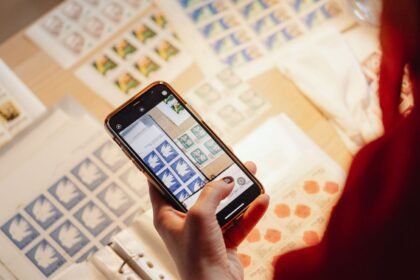 Feuille de soins papier photographiee avec un smartphone