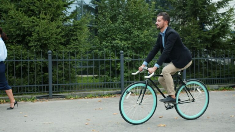 Forfait mobilités durables : jusqu’à 600 € par an pour le vélo et le covoiturage charlie, watts, biographie, officielle, arrive