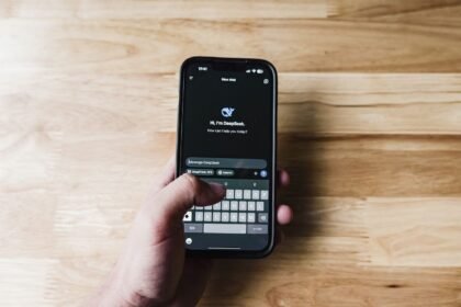 Une personne utilise un assistant IA sur son smartphone
