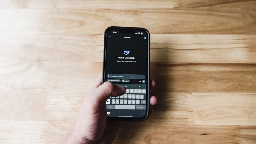Une personne utilise un assistant IA sur son smartphone