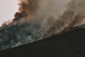 Incendie de forêt sur un versant escarpé, illustration du feu de Désaignes en Ardèche