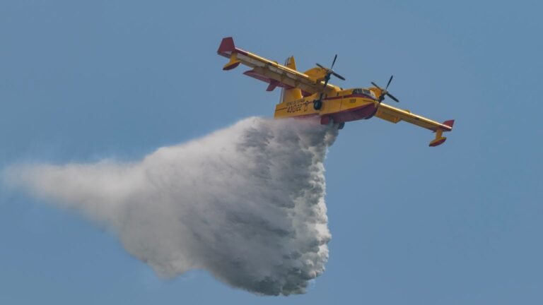 Incendie à générac : une vingtaine d'hectares brûlés, deux maisons évacuées bloc, rocher, srsquoécrase, bateaux, plaisance