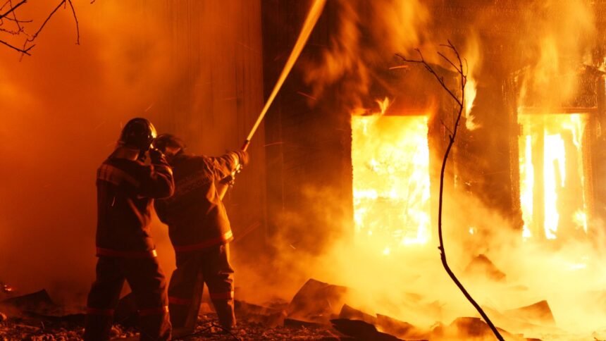 Incendie à limonest : 56 pompiers mobilisés, la d306 coupée dans les deux sens Incendie a Limonest : 56 pompiers mobilises, la D306 coupee dans les deux sens