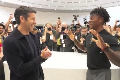 iPhone Duo : IShowSpeed fait un salto avec le pliable devant le patron d'Apple