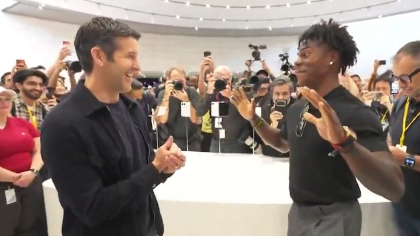 Iphone duo : le patron d'apple met son pliable dans les mains d'ishowspeed iPhone Duo : IShowSpeed fait un salto avec le pliable devant le patron d'Apple