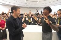 iPhone Duo : IShowSpeed fait un salto avec le pliable devant le patron d'Apple
