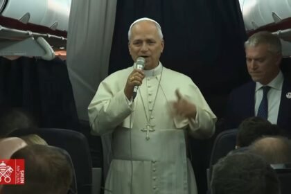Léon XIV dans l'avion : ses quatre jours en France, « presque des miracles »