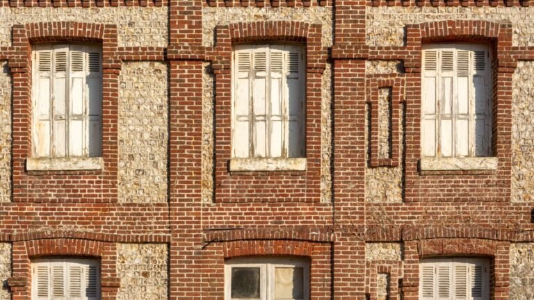 Logements vacants : dijon vote la taxe 2027, votre commune a jusqu'au 1er octobre mystères, lrsquoamour, benoît, dubois, casting