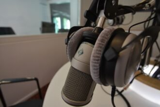 Micro et casque dans un studio de radio