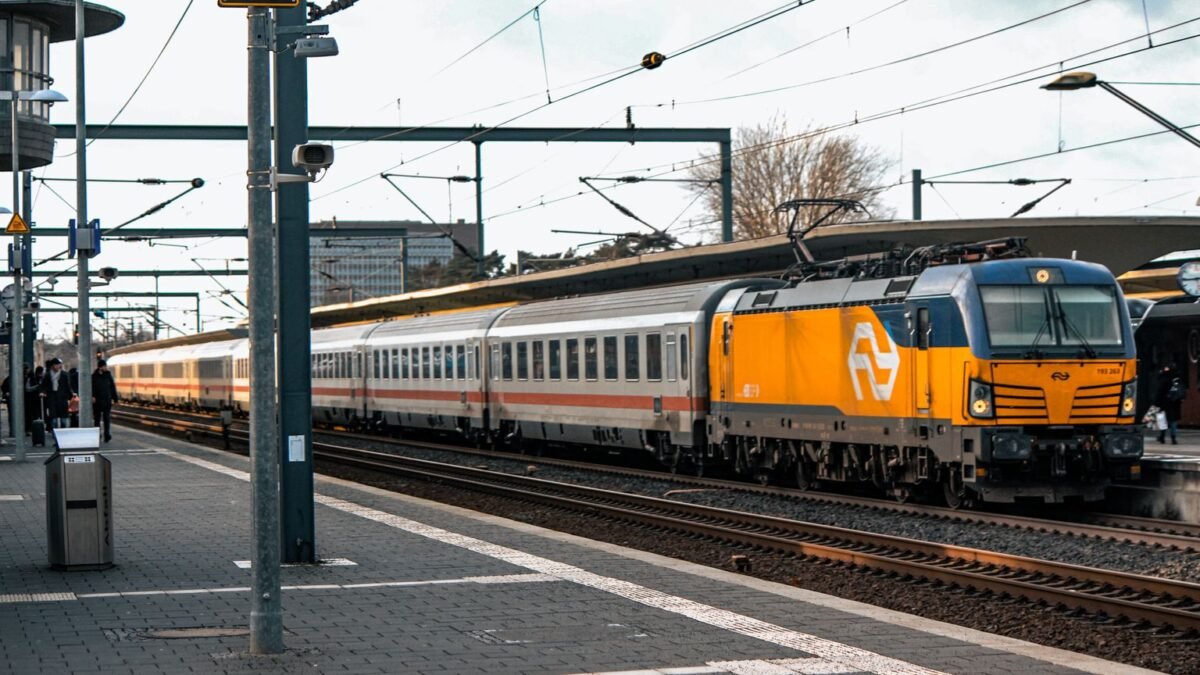 Cléon : un train de 200 passagers déraille, la ligne Rouen-Caen coupée