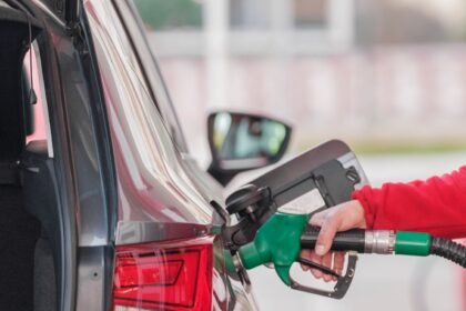 Salarié faisant le plein de carburant, prime carburant employeur 2026