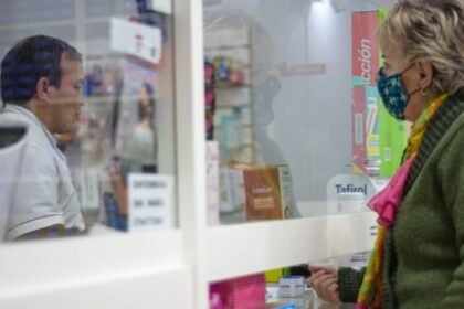 Cliente au comptoir d’une pharmacie, où les protections menstruelles réutilisables sont remboursées depuis le 1er octobre 2026