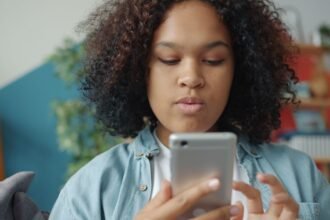 Réseaux sociaux : Macron cible les fonctionnalités addictives, accord parental à 13 ans