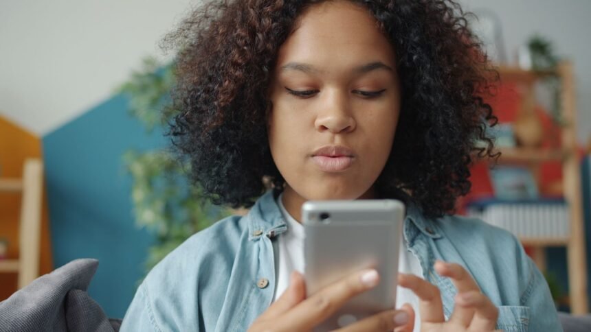 Réseaux sociaux : macron cible les fonctionnalités addictives, accord parental à 13 ans Réseaux sociaux : Macron cible les fonctionnalités addictives, accord parental à 13 ans